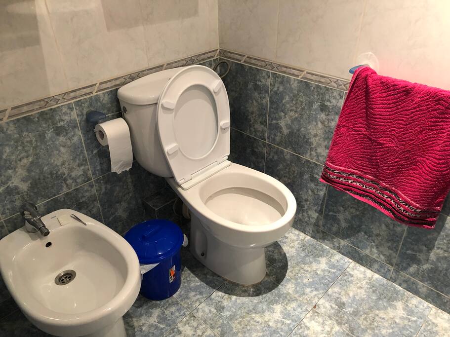 Se ofrece papel higiénico, shampoo, acondicionador y crema .