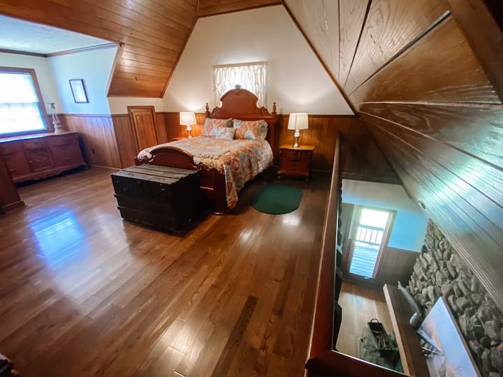 Queen bedroom