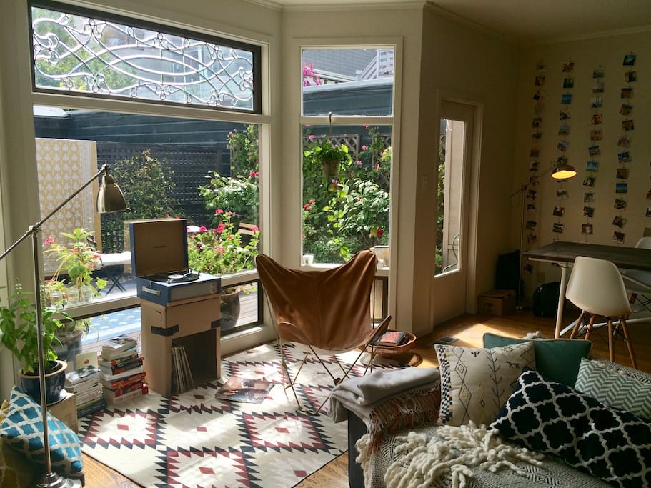Living Room : vinyl & view on the terrace (1/2)
