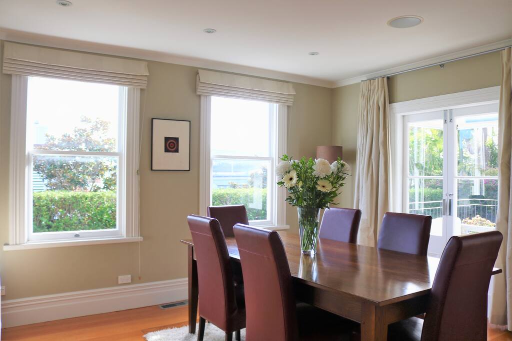 Stunning wooden dining table, seats 6