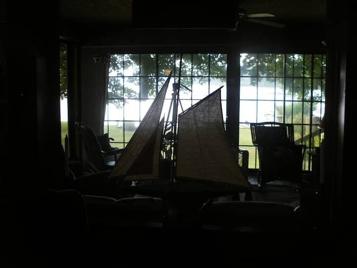 Lakefront Nostalgic Cottage
