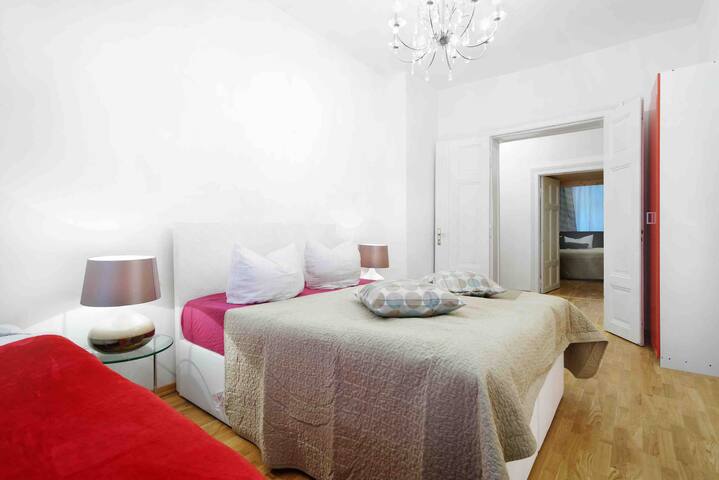 BIG CENTRAL CITY 4RMS FLAT MITTE ROSENTHALER PLATZ gallery image 3