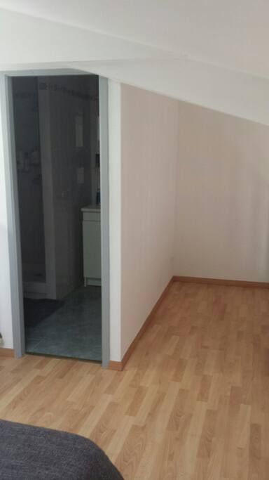 Salle de bain et petit espace sur la mezzanine