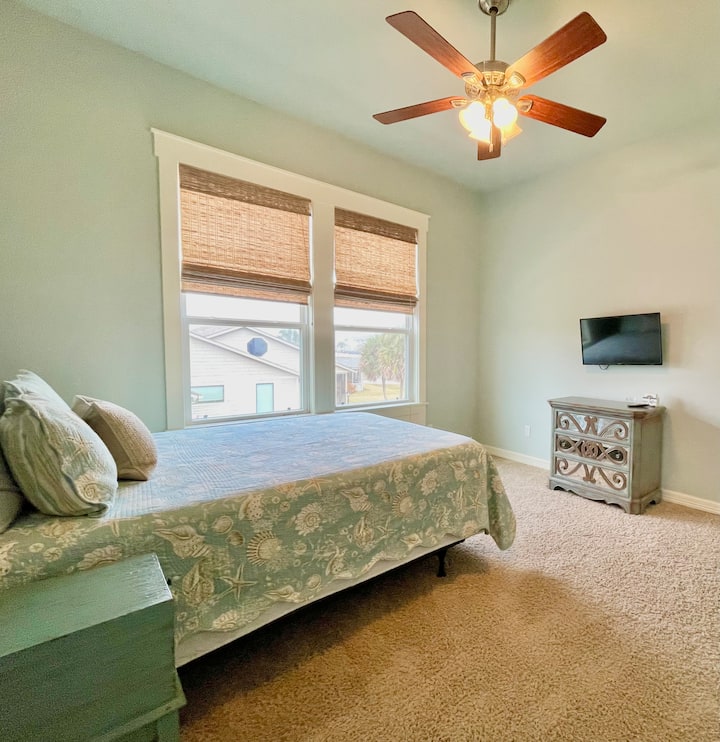 Спалня за гости ~ Двойно легло ~ прилежаща баня (душ и вана)