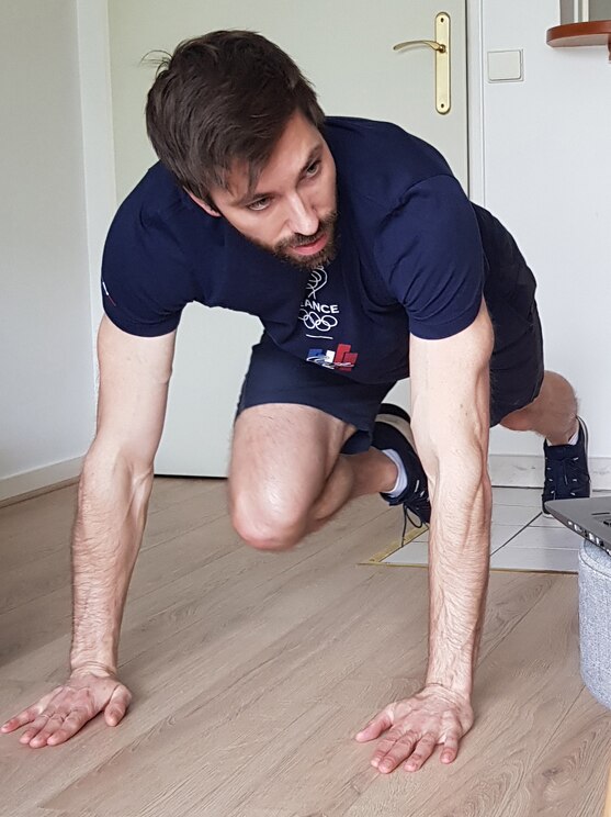 Show full-screen, host-provided image