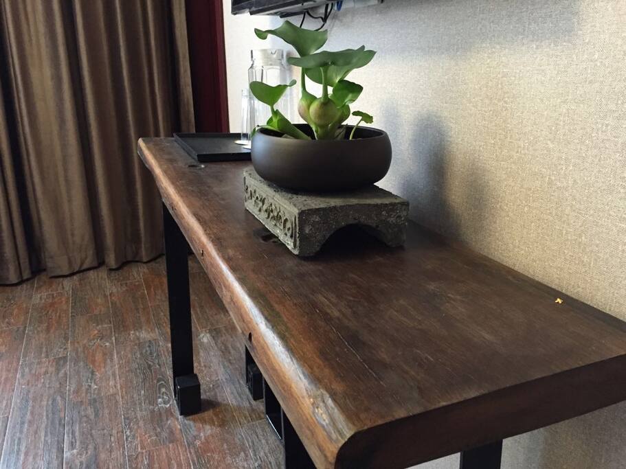 船木台上摆上古砖,别具一格