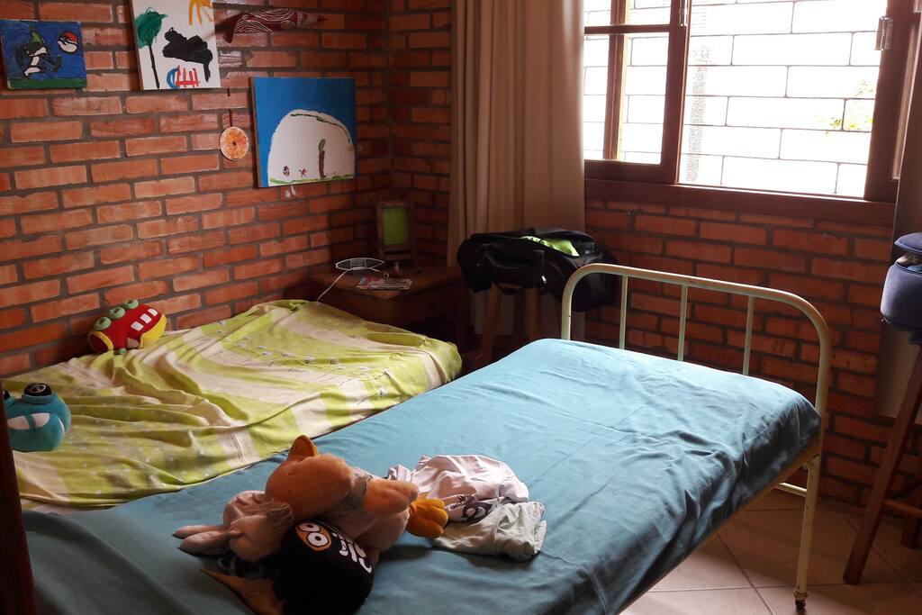 quarto com 02 camas de solteiro