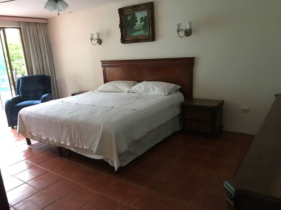 Recámara 1, cama king size.