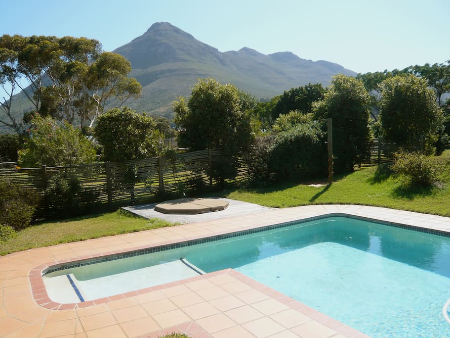 A 11 x 4 M pool, big enough? And a jacuzzi.