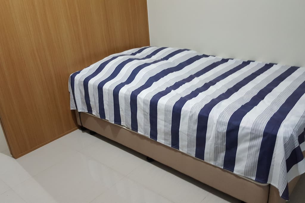 Twin sized bed with single pull-out.