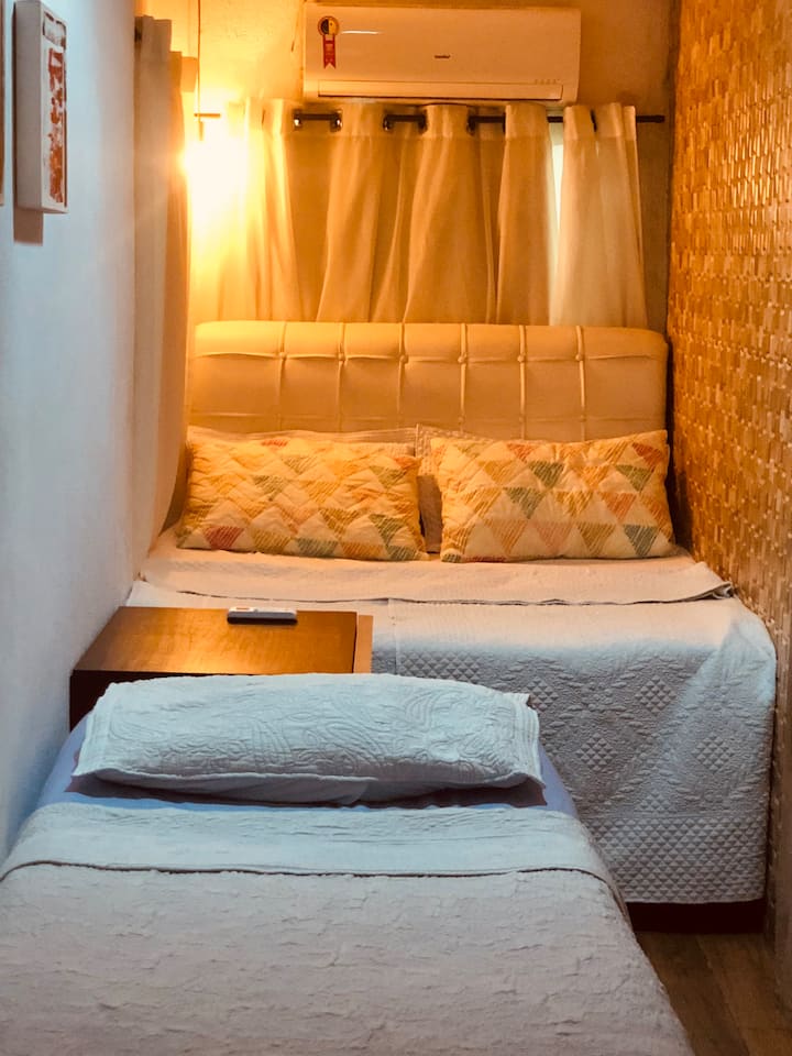 Малка стая с едно двойно легло, един единичен допълнителен матрак, климатик!