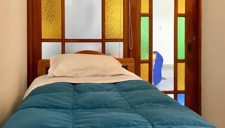 Dhomë me krevat tek për dy persona 3. 
Banjë më vete, dush me ujë të ngrohtë.