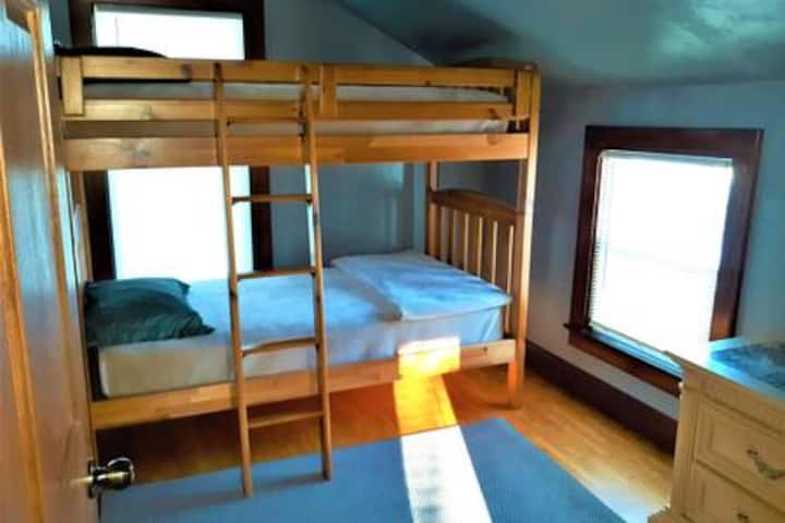 Ორსართულიანი ოთახი ცენტრში