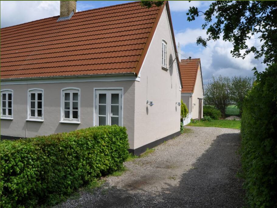 Indkørsel og parkering