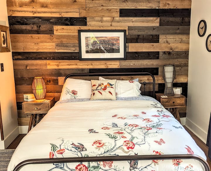 Chumba cha kulala cha Malkia ngazi ya kwanza katika CHUMBA CHA NDEGE. Dawati dogo liko katika chumba hiki. 