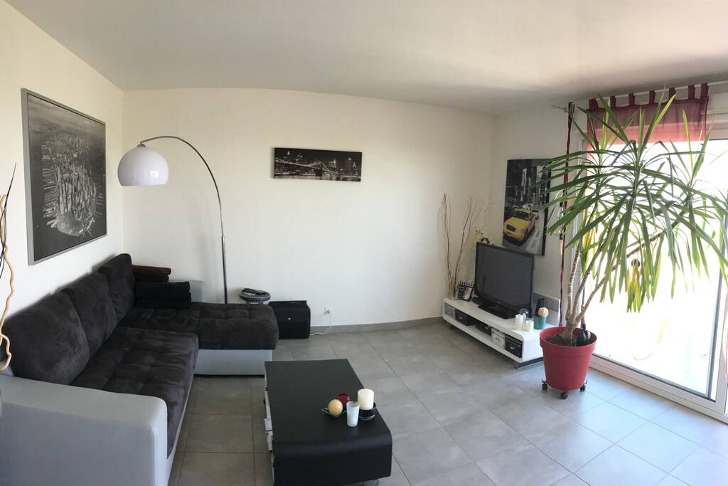 Coin tv avec canapé lit convertible pour 2 couchages