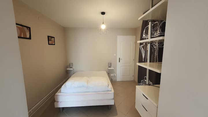 Zimmer im Erdgeschoss (140*190)
Mit ebenerdiger Dusche.