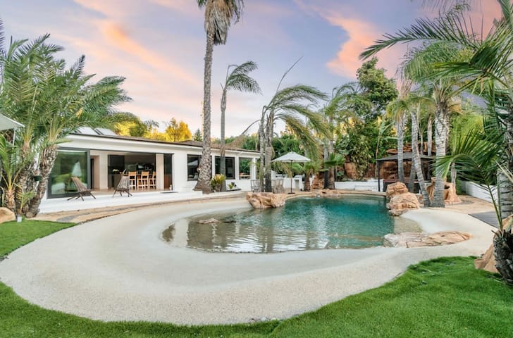 Peaceful Oasis in Laurel Canyon with Heated Pool