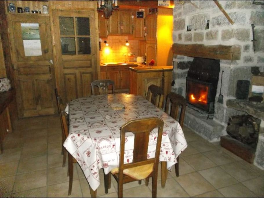 salle à manger et cuisine
