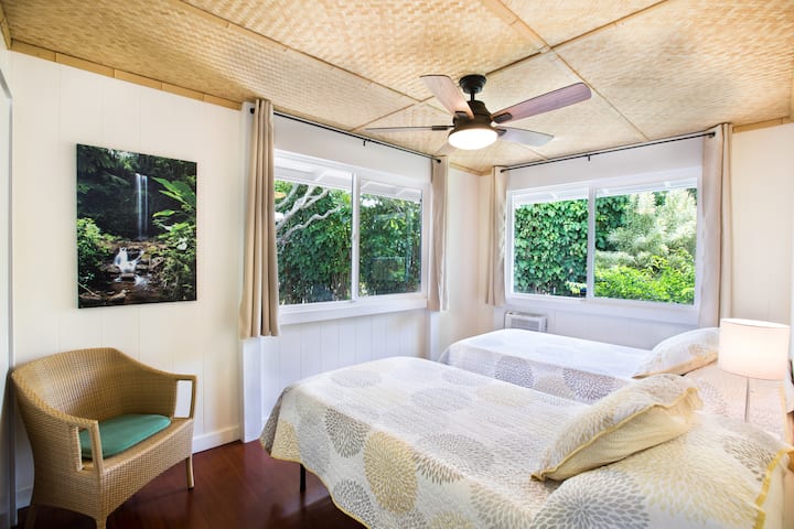 Chambre avec lits jumeaux. Les lits sont XL, donc peuvent être reconvertis en 1 lit king size. Les lampes de chevet sont également des stations de recharge pour vos appareils. Chaque chambre dispose d'un grand placard.