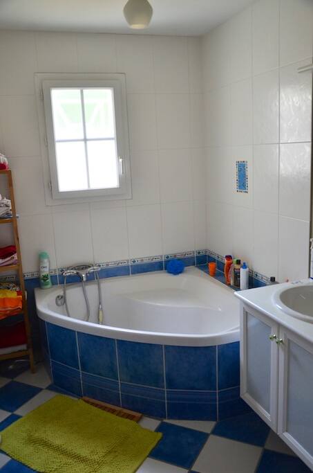 Salle de bain avec Baignoire d'angle