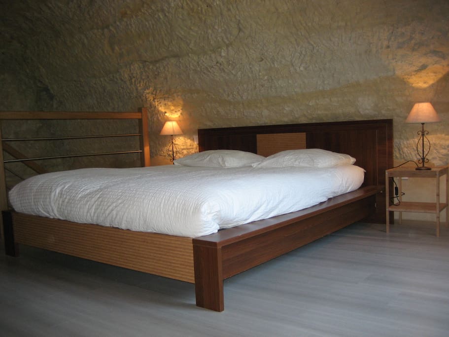 Lit deux personnes avec sommier et matelas réglage indépendant (80*200).
2 lits (80*200) supplémentaires dans cette chambre.
