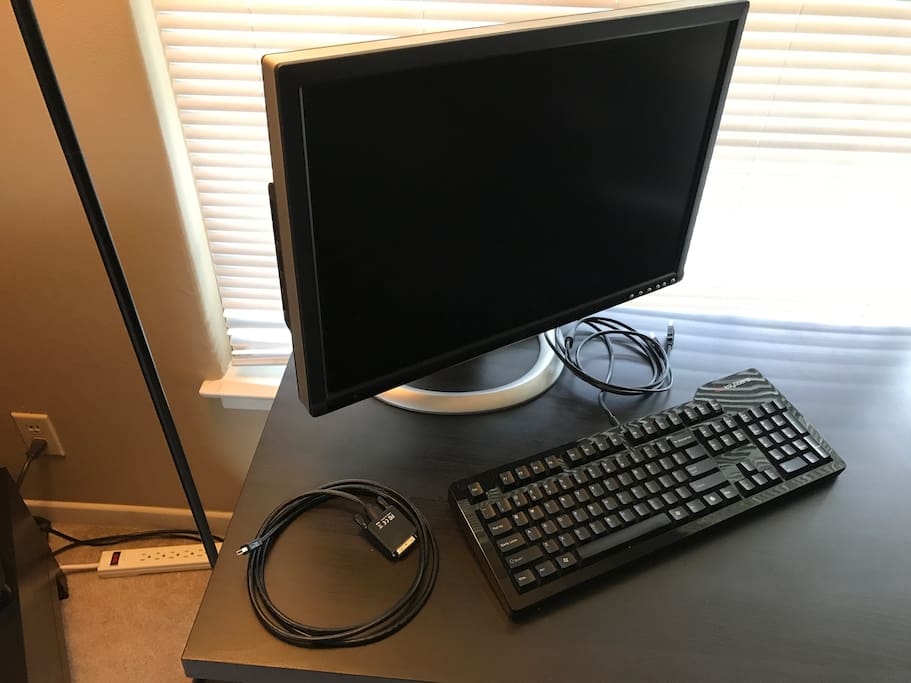 Computer monitor with keyboard, and cable with Apple mini display port for older Macbook, Macbook Pro laptops.