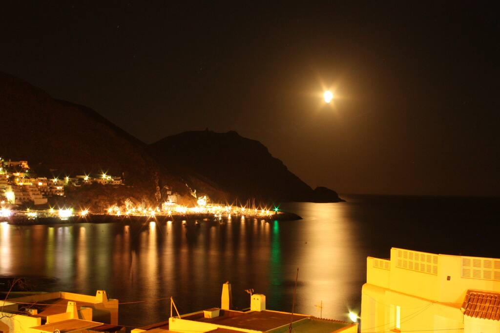 Vista desde la terraza una noche de luna.