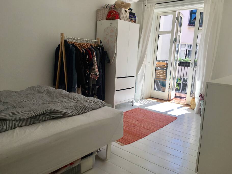 Bedroom with access to the balcony