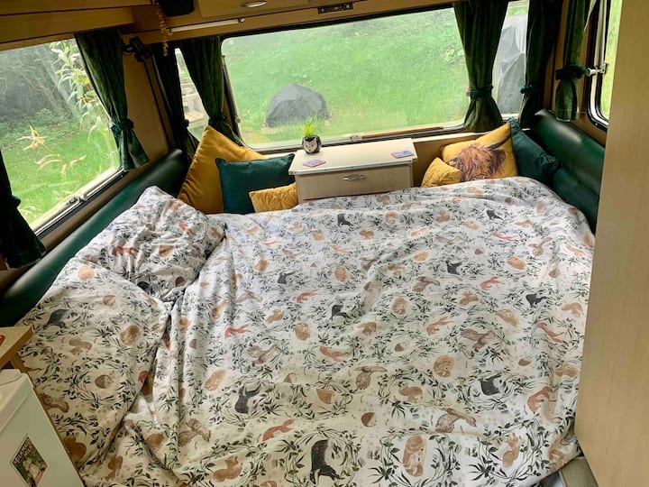 Upozornenie - posteľná bielizeň len na účely vystavenia! Byo posteľná bielizeň a uteráky!