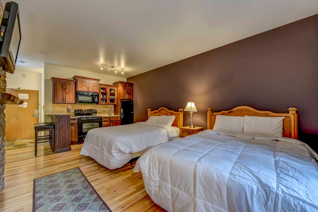 This cozy studio accommodates up to 4 guests and features hardwood floors.