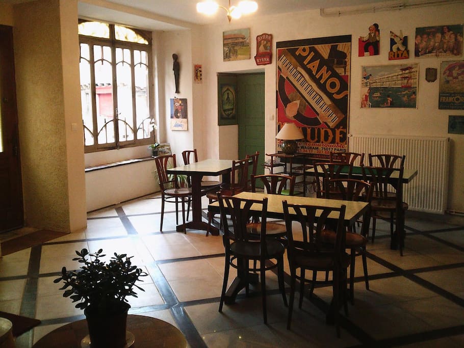 L'ancien café; accès et salle du petit déjeuner