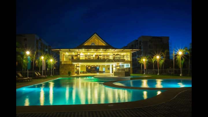 Modern Secured condominium, new bed and room wifi