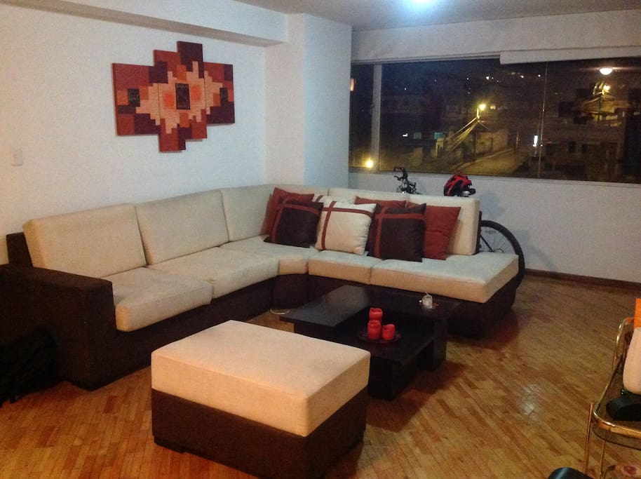 El departamento tiene amplias habitaciones, al igual que la sala y el comedor.