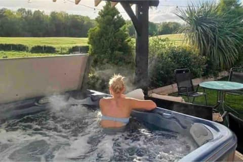 The Loft at Rock Cottage with hot tub