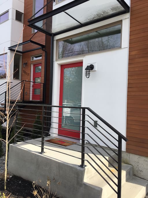 Cozy MIL apartment with full kitchen, minutes from the light rail