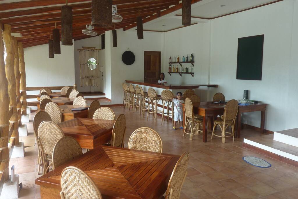 Breakfast and bar area