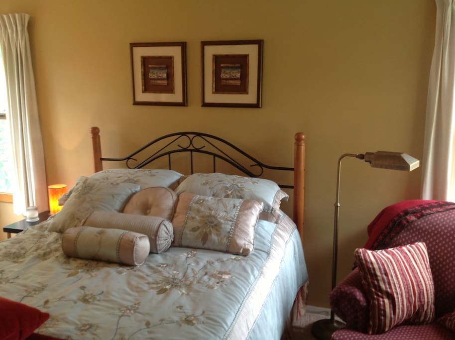 Bedroom with queen size bed