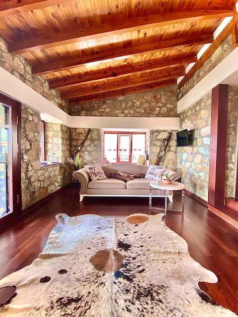 akabinde
Stone House