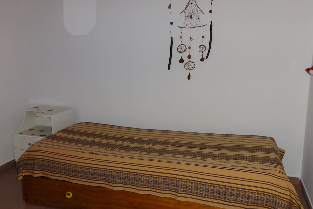 CÓMODA Y BELLA PARA TU DESCANSO O ESTUDIO. CUENTA CON PLACAR Y ESCRITORIO.