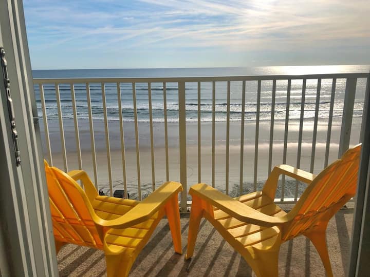 Wonderful Ocean Front Studio in Daytona Beach! Flats for Rent in