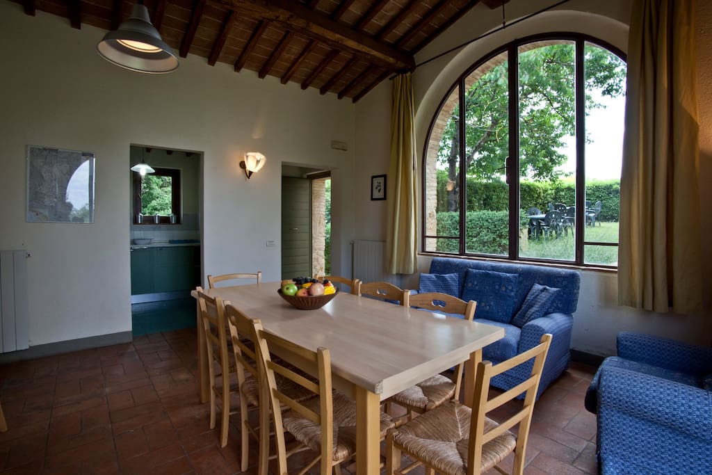 Il Soggiorno con il tavolo da pranzo e sullo sfondo la Cucina completamente accessoriata.