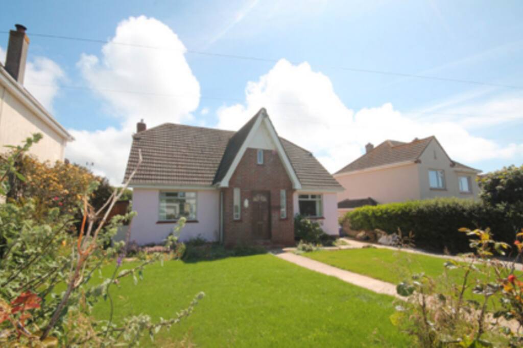 large 4 bedroom detached sleeps 8
