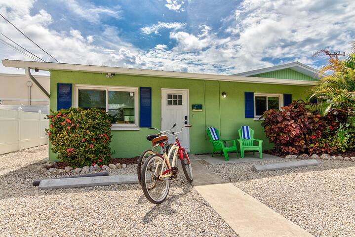 Cozy Cottage by the Beach sleeps 6 - Seascape