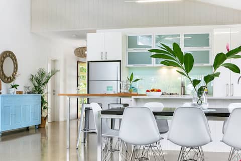 Top Airbnb: Cool, Calm & Contemporary! Close to the beach! in Trinity Beach