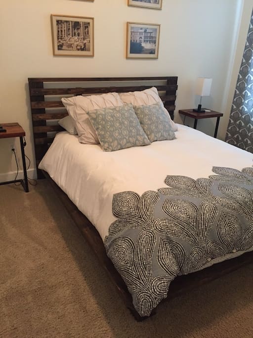 2nd bedroom, queen size bed