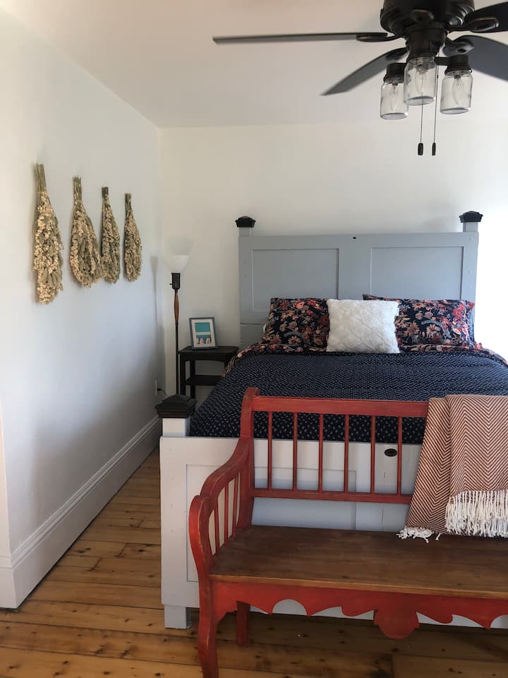 Ghorofa ya 2 queen Chumba cha Mbele, kabati la kuogea