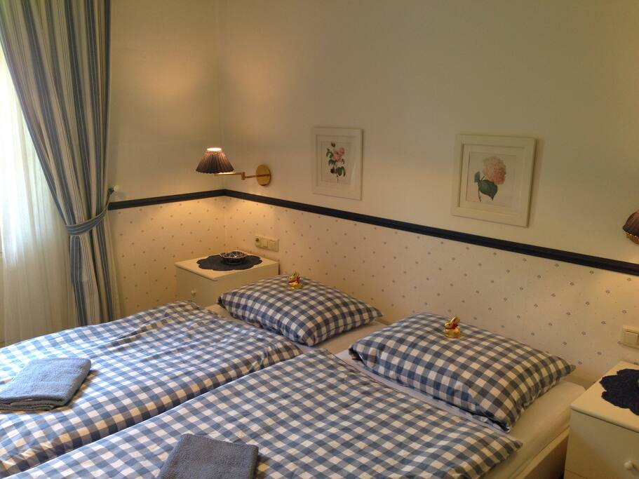 Schlafzimmer mit Doppelbett