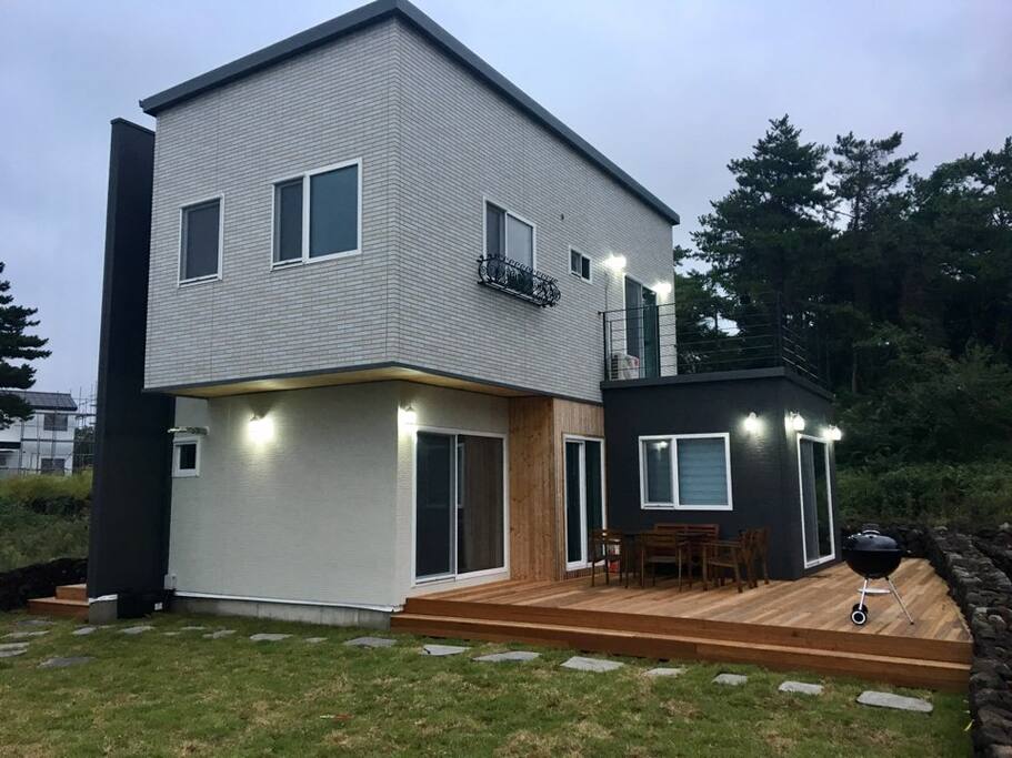 전경 (1팀 숙박/방3,화장실3,거실,주방,마당/4~10명)