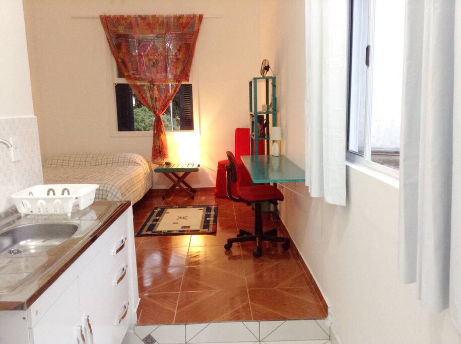 espaço simples, com cama de casal / a simple space with full bed